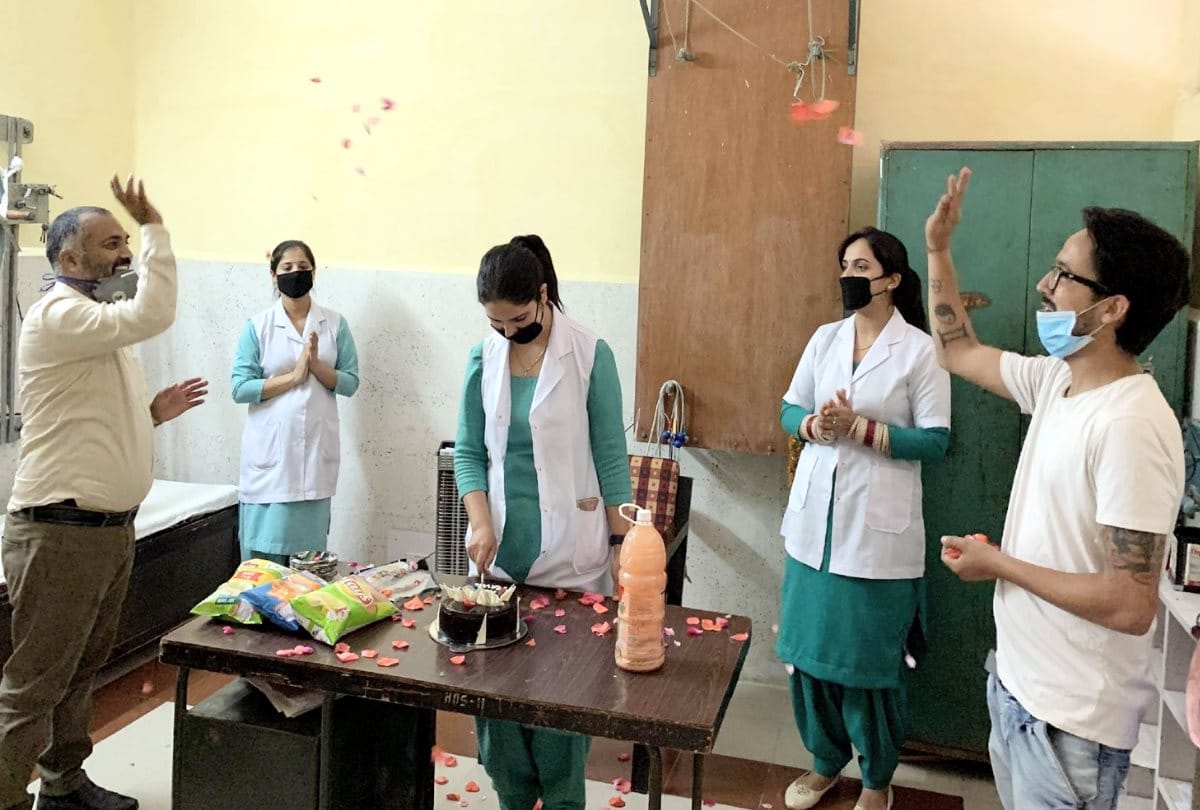 corona warrior staff nurse birthday celebrated in hospital in mandi in himachal pradesh