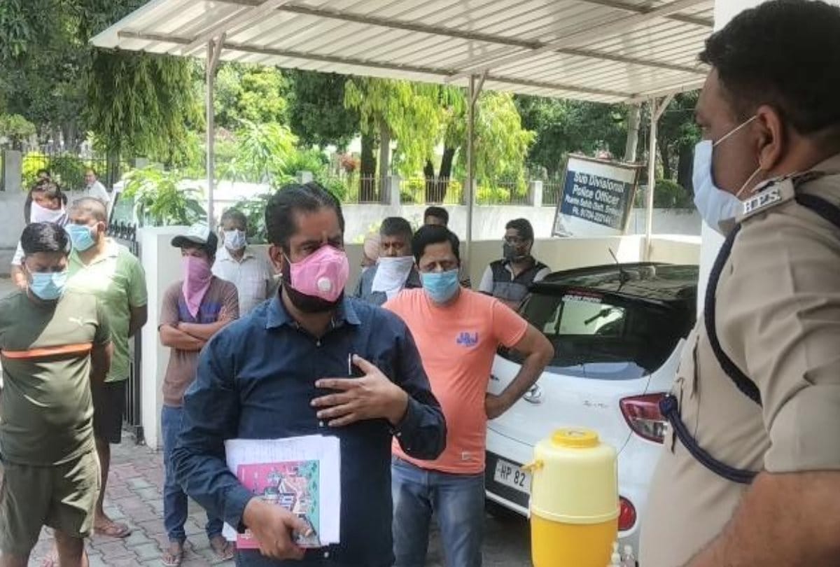 Himachal Police ASI slaps Rehri owner in paonta sahib sirmaur himachal pradesh