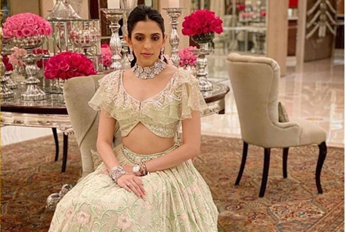 shloka mehta bridal lehenga rare pictures coral green in wedding function akash ambani