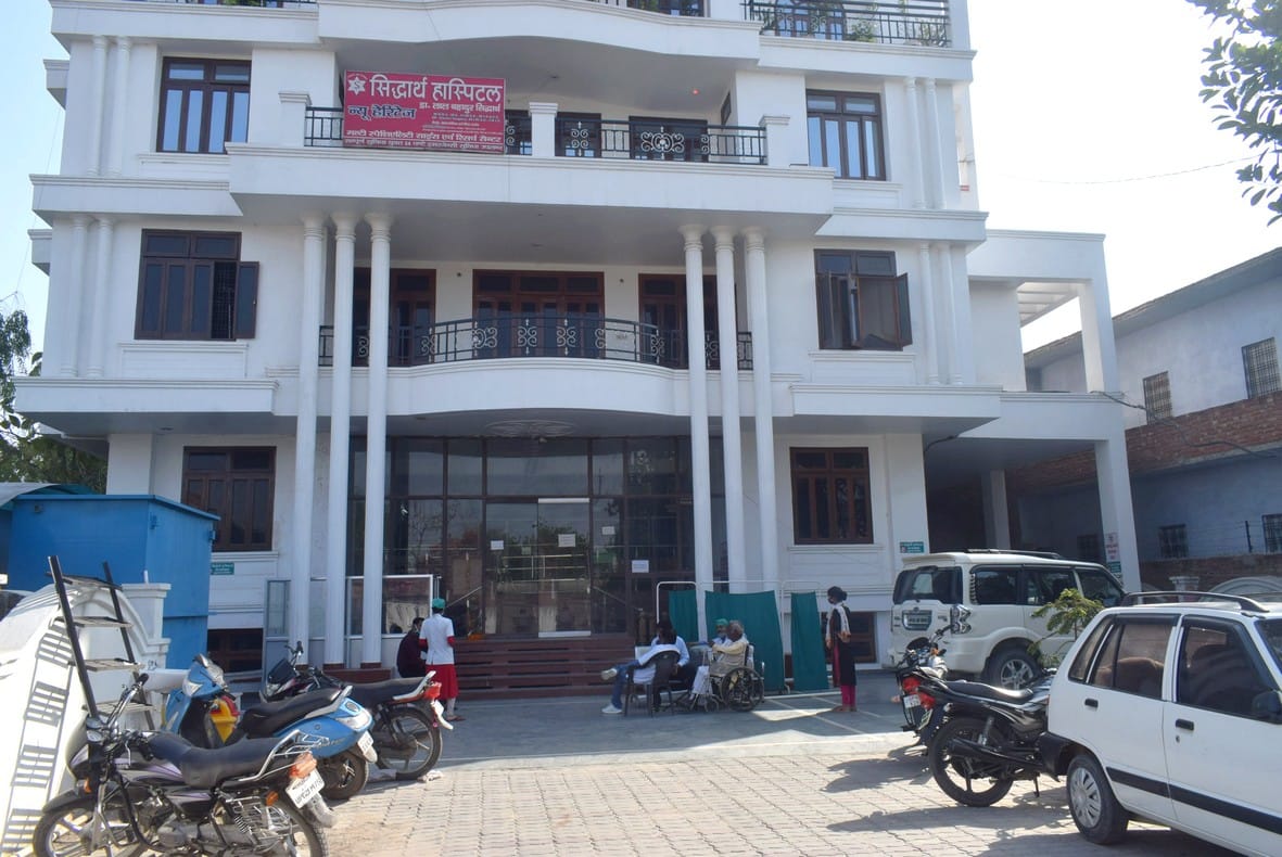 Officers continue to shut down the private hospital, patients are worried