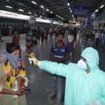 आगरा कैंट स्टेशन पर पहुंचे श्रमिकों की थर्मल स्क्रीनिंग करते चिकित्सक