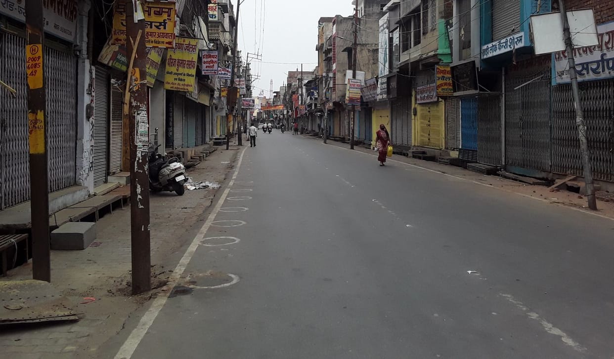 People in lockdown, silence on the roads