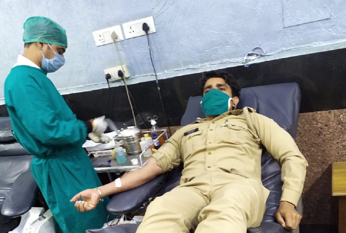 Bareilly police constable saved life of a pregnant woman by giving blood