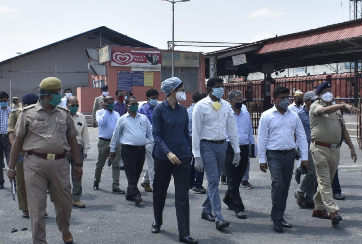 fined on Education Department employees for doing duty without mask