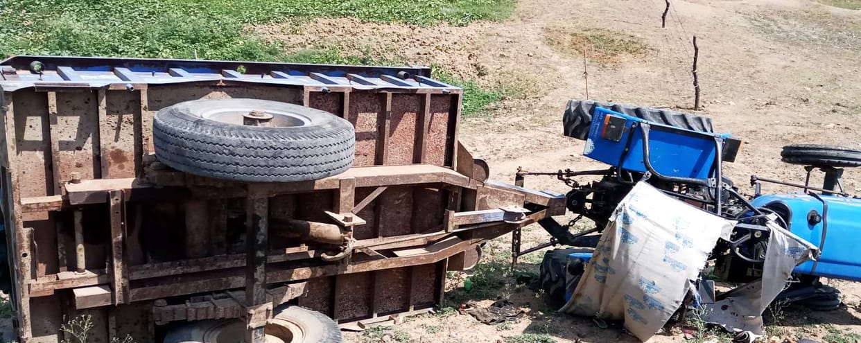 The tractor overturned and fell into the ditch, the driver died
