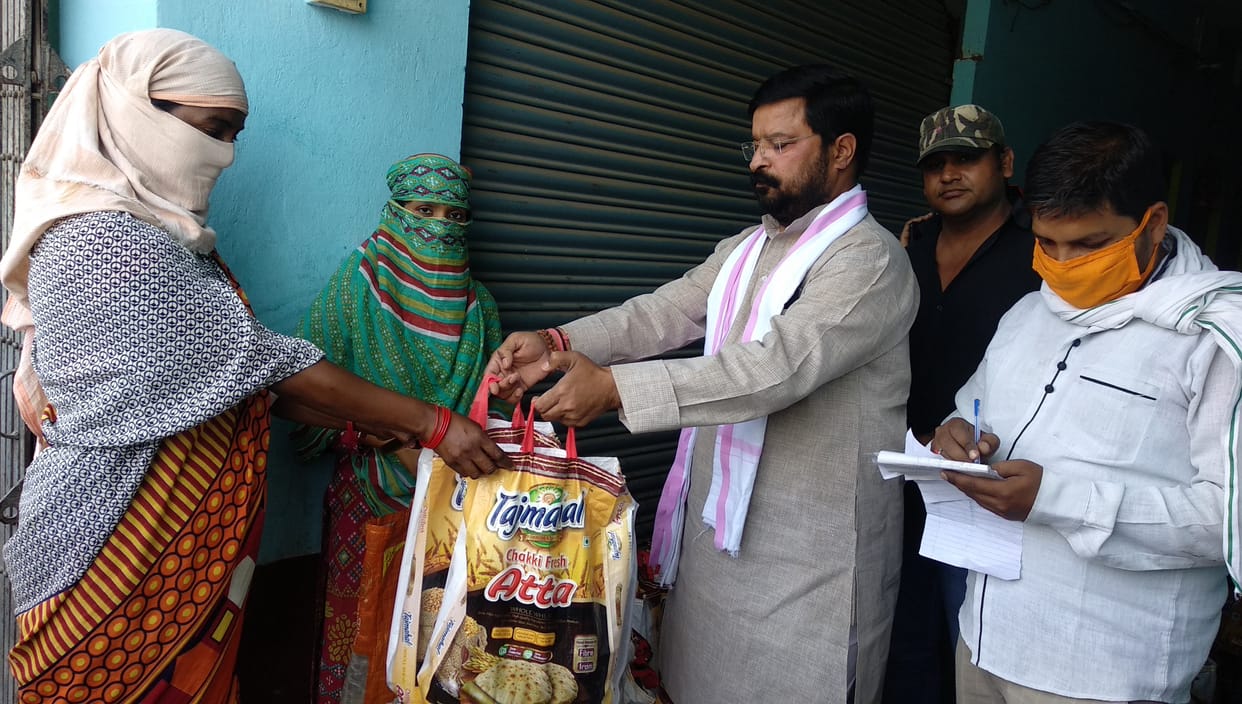 ?????????Relief materials distributed by needy people and volunteers