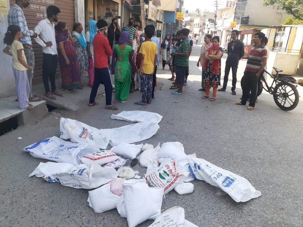 BJPis distributed ration, people threw on the road