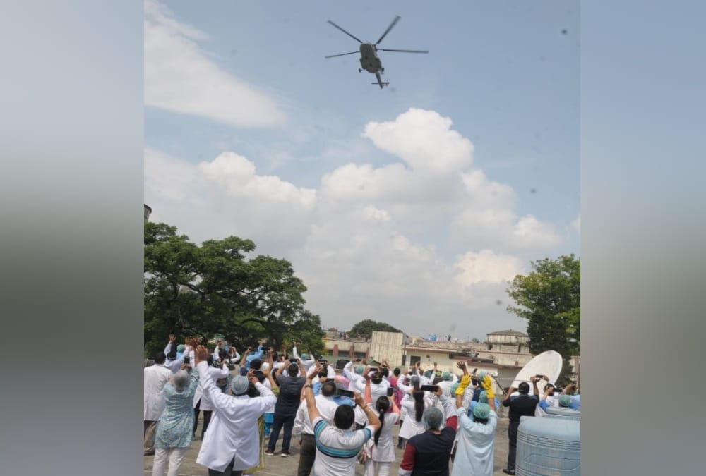 Coronavirus in Uttarakhand: Indian Army helicopter sprinkle Flowers on corona warriors, Amazing Visuals