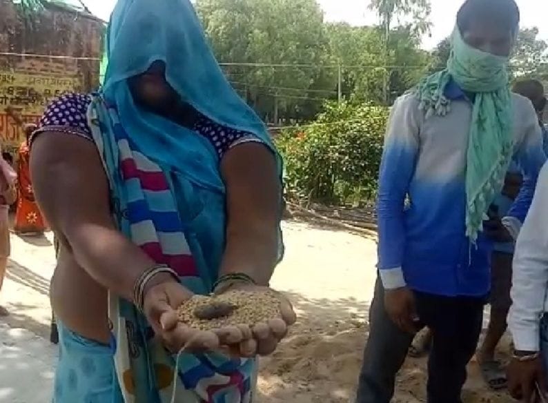 Cardholders uproar after seeing bugs in wheat, rice