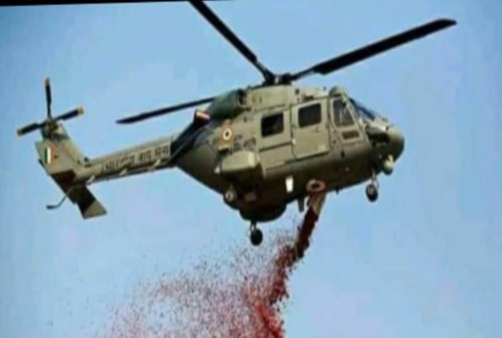 Coronavirus in Uttarakhand: Indian Army helicopter sprinkle Flowers on corona warriors, Amazing Visuals