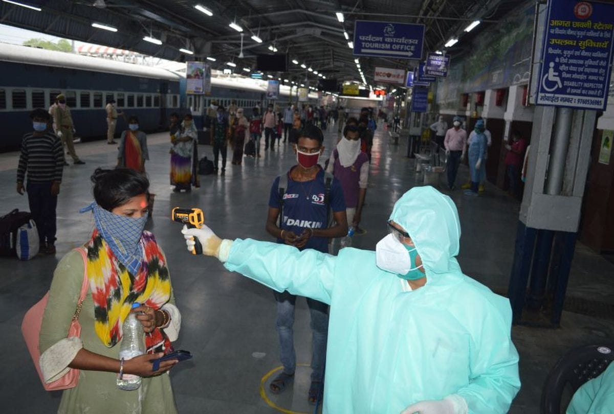 Migrant Workers Reach Agra Cantt From Gujrat By Special Train