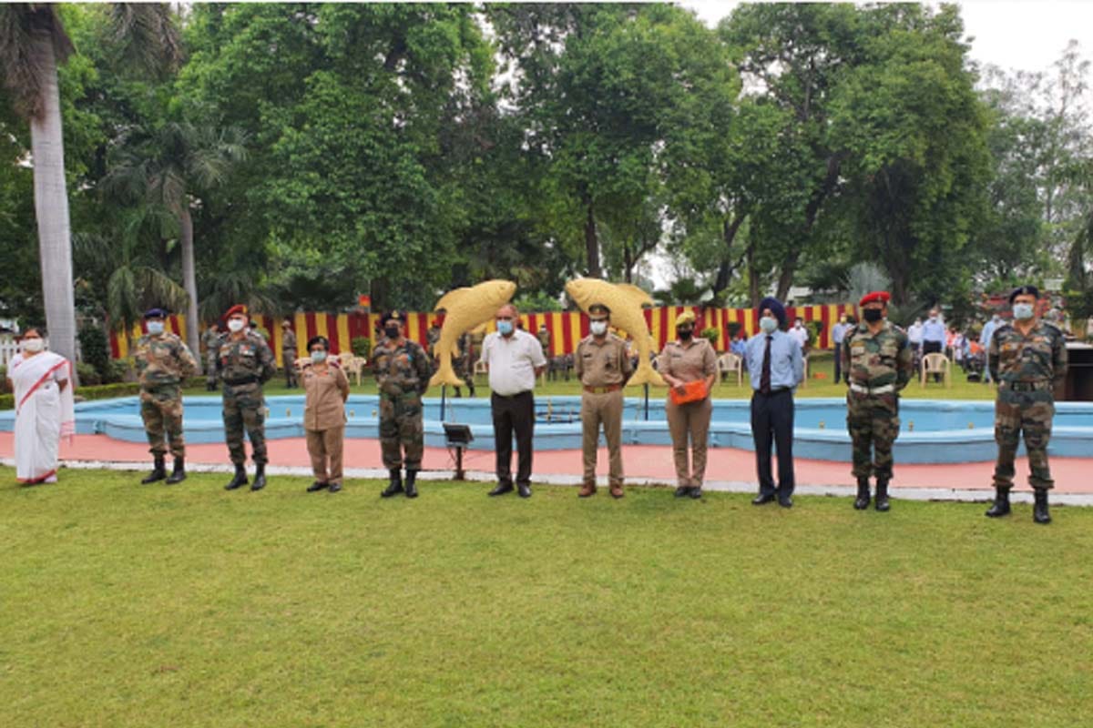 Varanasi: Army soldiers boosted corona warriors by playing band
