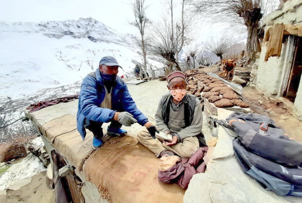 india post employees giving social security pension at home in snowfall in keylong in himachal pradesh