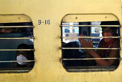 Shramik Express passed by the station and the soldiers greeted