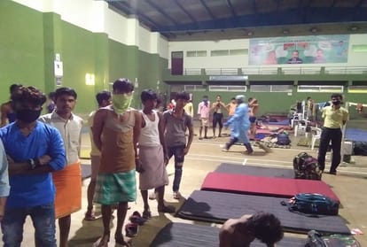 Food is not available at quarantine centers in Prayagraj, workers are forced to sleep hungry stomach