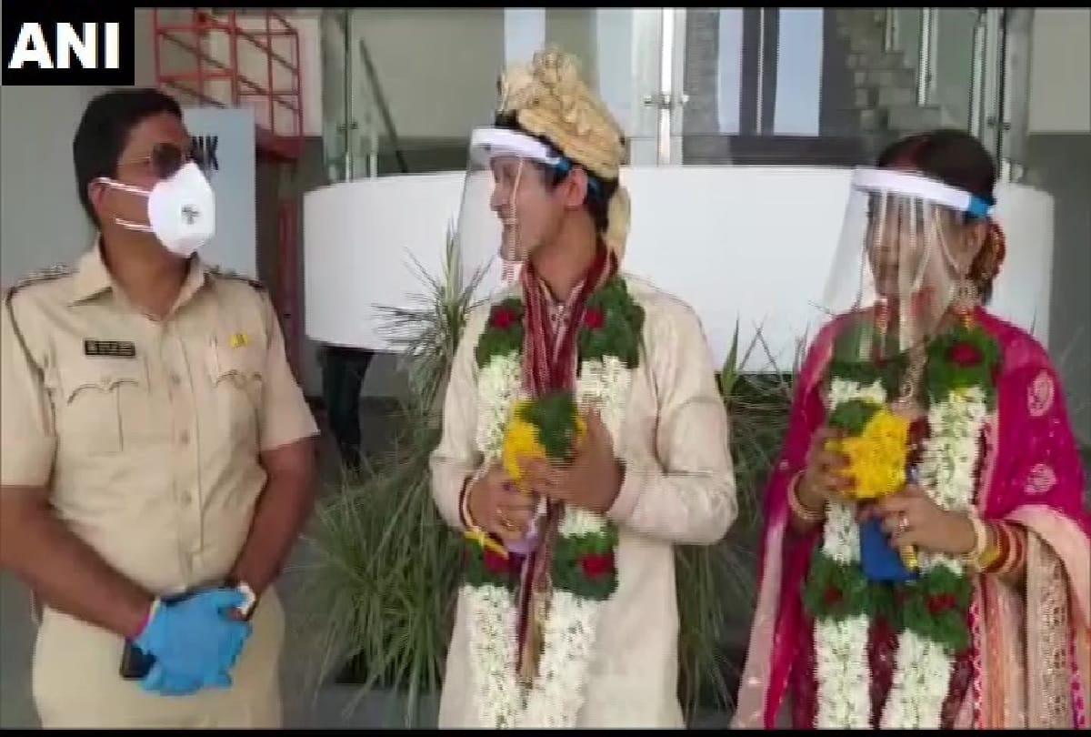 Parents could not attend marriage due to lockdown, Pune police got Bride and groom married