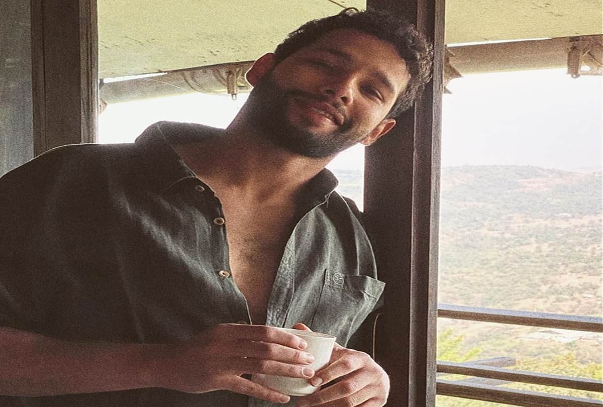 Gully Boy Fame Siddhant Chaturvedi aka MC Sher Wrote a Poetry Named Dhoop on Corona