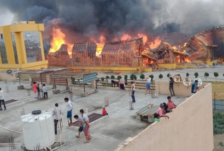 Massive fire breaks out at a Paper factory in Haryana's Sonipat