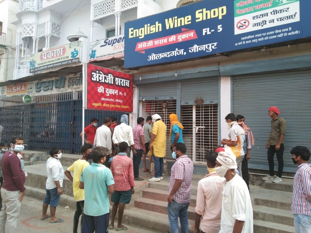 Liquor shops open after noon, crowds of people started