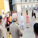 बद्दी में होस्टल सील करती पुलिस