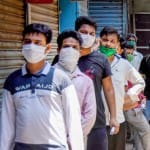मुंबई के धारावी में एक निजी क्लीनिक के बाहर लोग कतार में खड़े नजर आए।