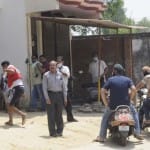कटरारोड सरोज चौराहे पर शराब की दुकान खुलने के इंतजार में खड़े लोग।