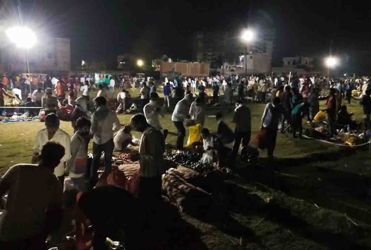 lockdown: Vegetable market are decorated in the middle night, the crowd are looking