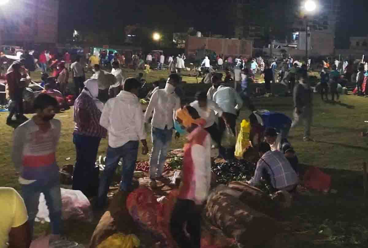 lockdown: Vegetable market are decorated in the middle night, the crowd are looking