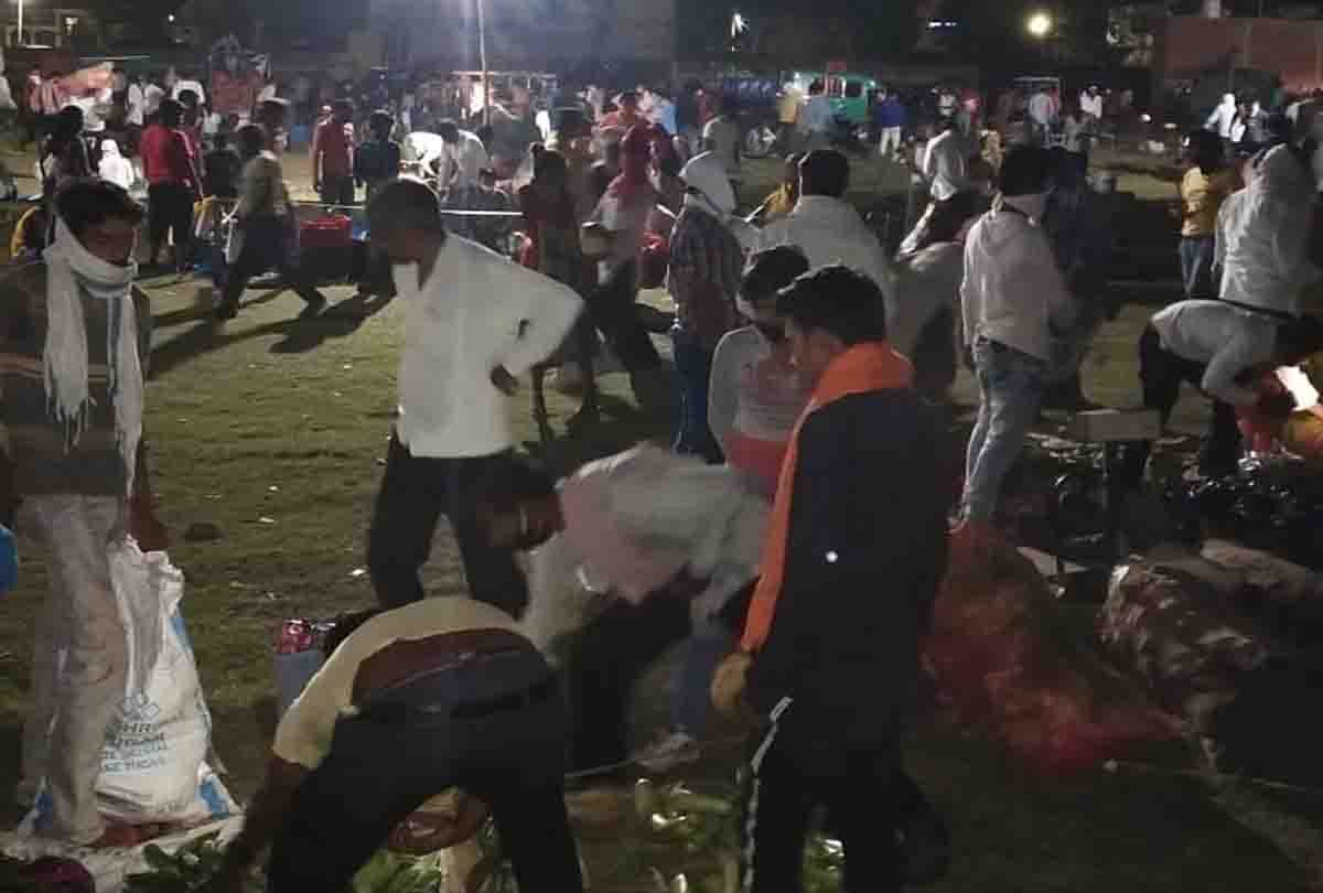 lockdown: Vegetable market are decorated in the middle night, the crowd are looking