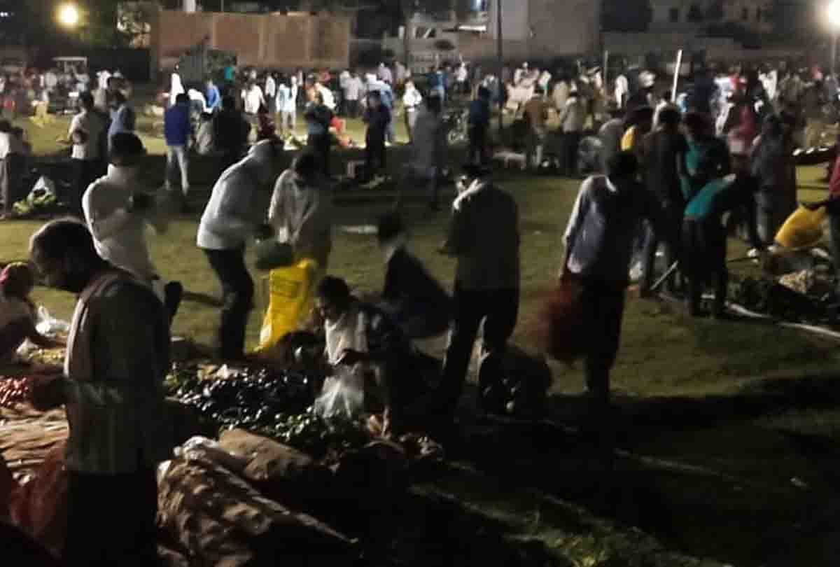 lockdown: Vegetable market are decorated in the middle night, the crowd are looking
