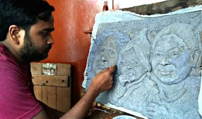 अपने आवास पर कलाकृति तैयार करते भूपेंद्र अस्थाना।