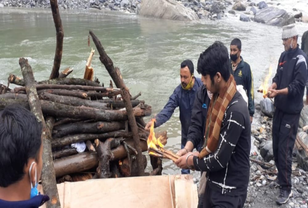 jammu kashmir Encounter: Uttarakhand martyrs gokarn singh Wife Feel proud on husband Funeral