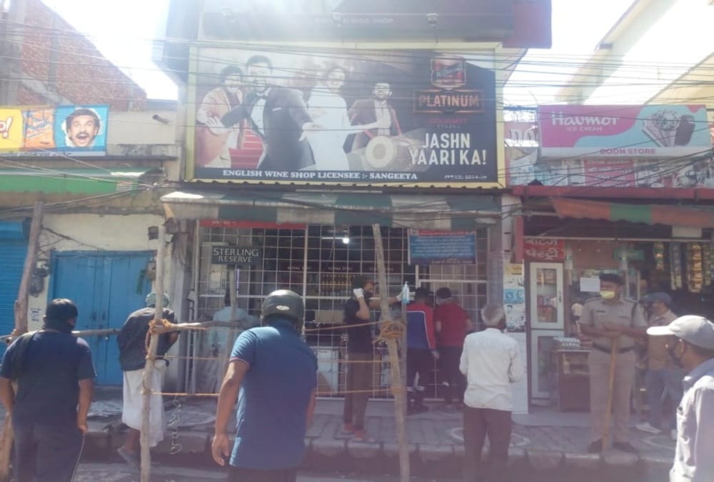 Lockdown 3.0 Wine Shop Open in Uttarakhand: Assembly Speaker Shocked to see Public long line for Alcohol
