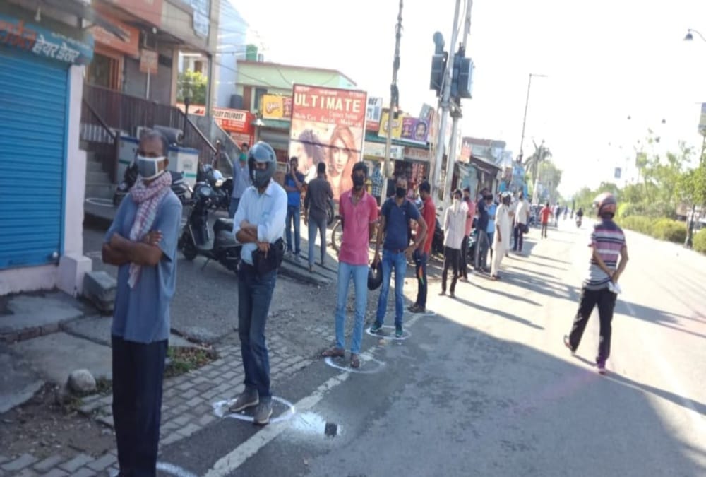 Lockdown 3.0 Wine Shop Open in Uttarakhand: Assembly Speaker Shocked to see Public long line for Alcohol