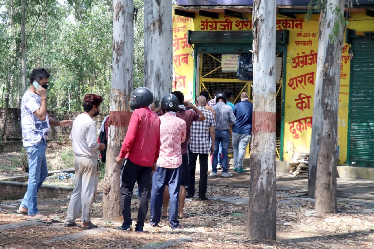Lockdown, Liquor shops closed after opening because customers did not follow social distancing in Bijnor