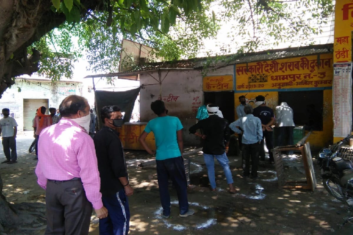 Lockdown, Liquor shops closed after opening because customers did not follow social distancing in Bijnor