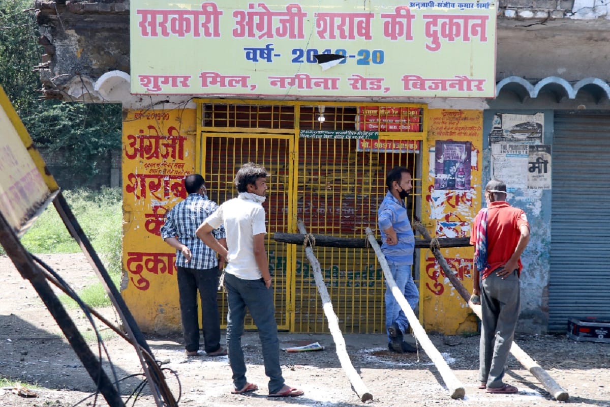 Lockdown, Liquor shops closed after opening because customers did not follow social distancing in Bijnor