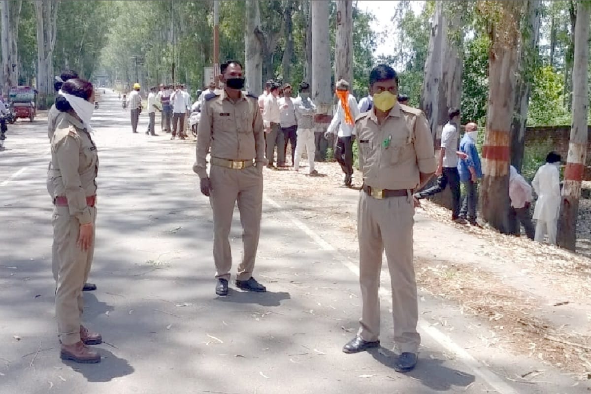 Lockdown, Liquor shops closed after opening because customers did not follow social distancing in Bijnor