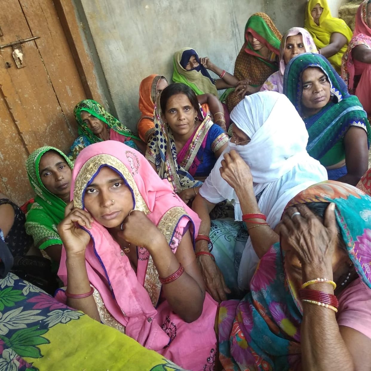 bijalee girane se bhoosa utaar rahe kisaan kee maut