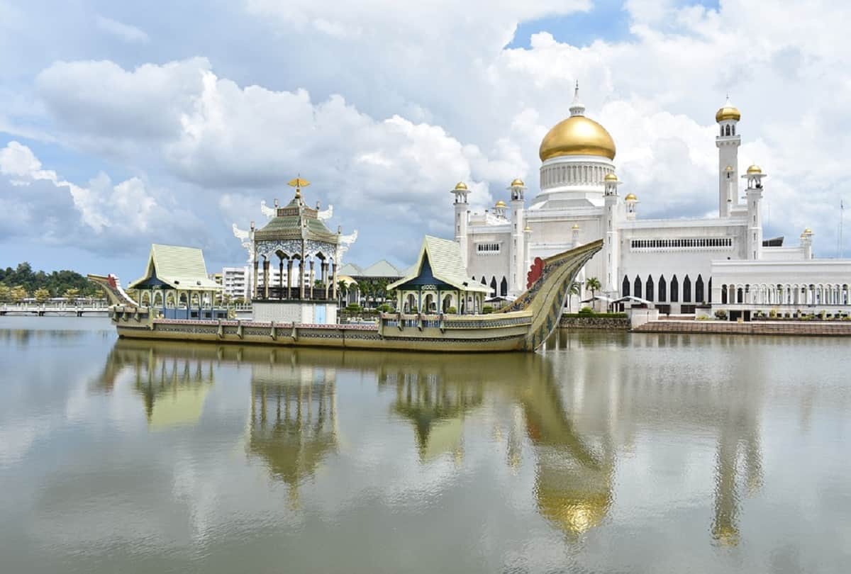 know interesting facts about Brunei country where people put the wife picture on walls of the house