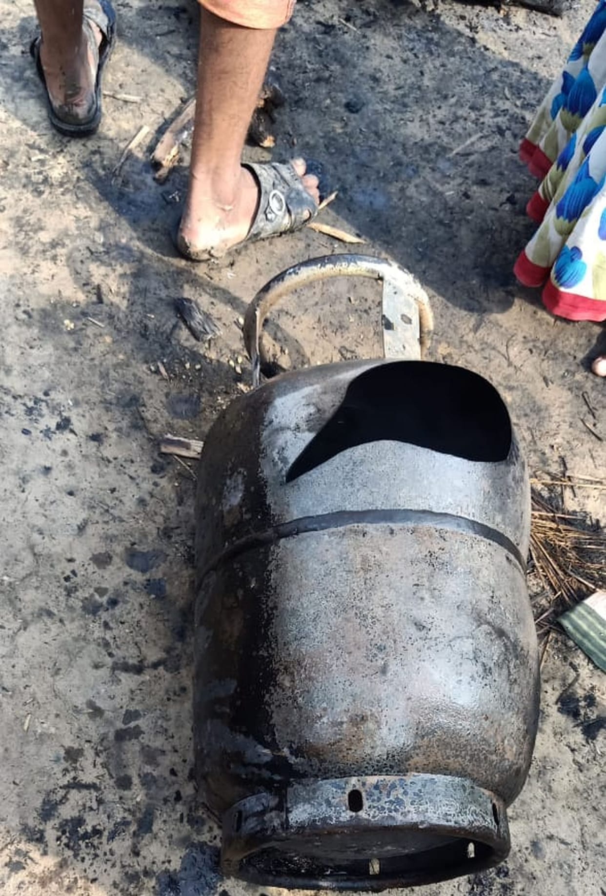 Cylinder explosion, eight houses destroyed