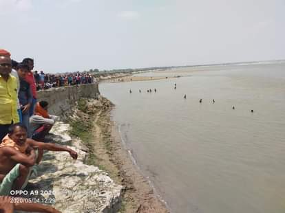 घाघरा नदी में तलाश करते लोग।