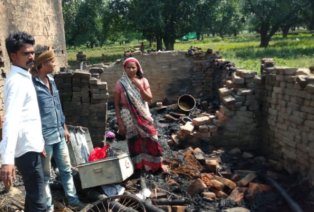 8 houses catch fire in Gonda.