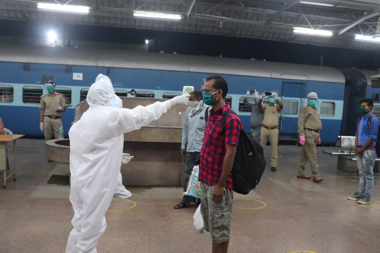 Shramik special train Arrived mumbai to gorakhpur with 1200 laborers
