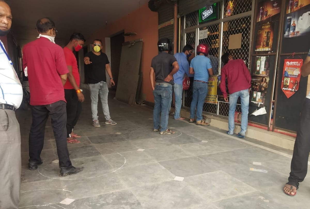 Liquor shops will open in Gorakhpur during lockdown