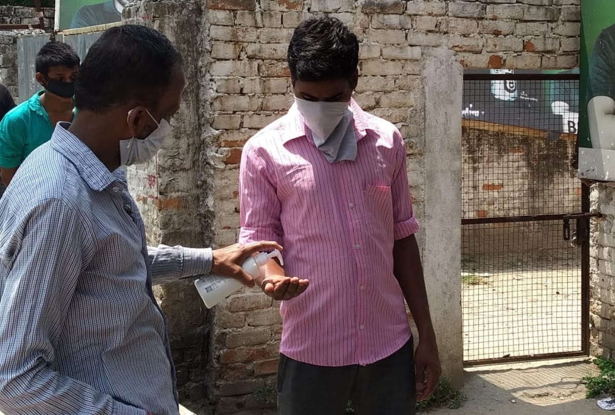 people in long queue in liquor shop at Gorakhpur see latest photos