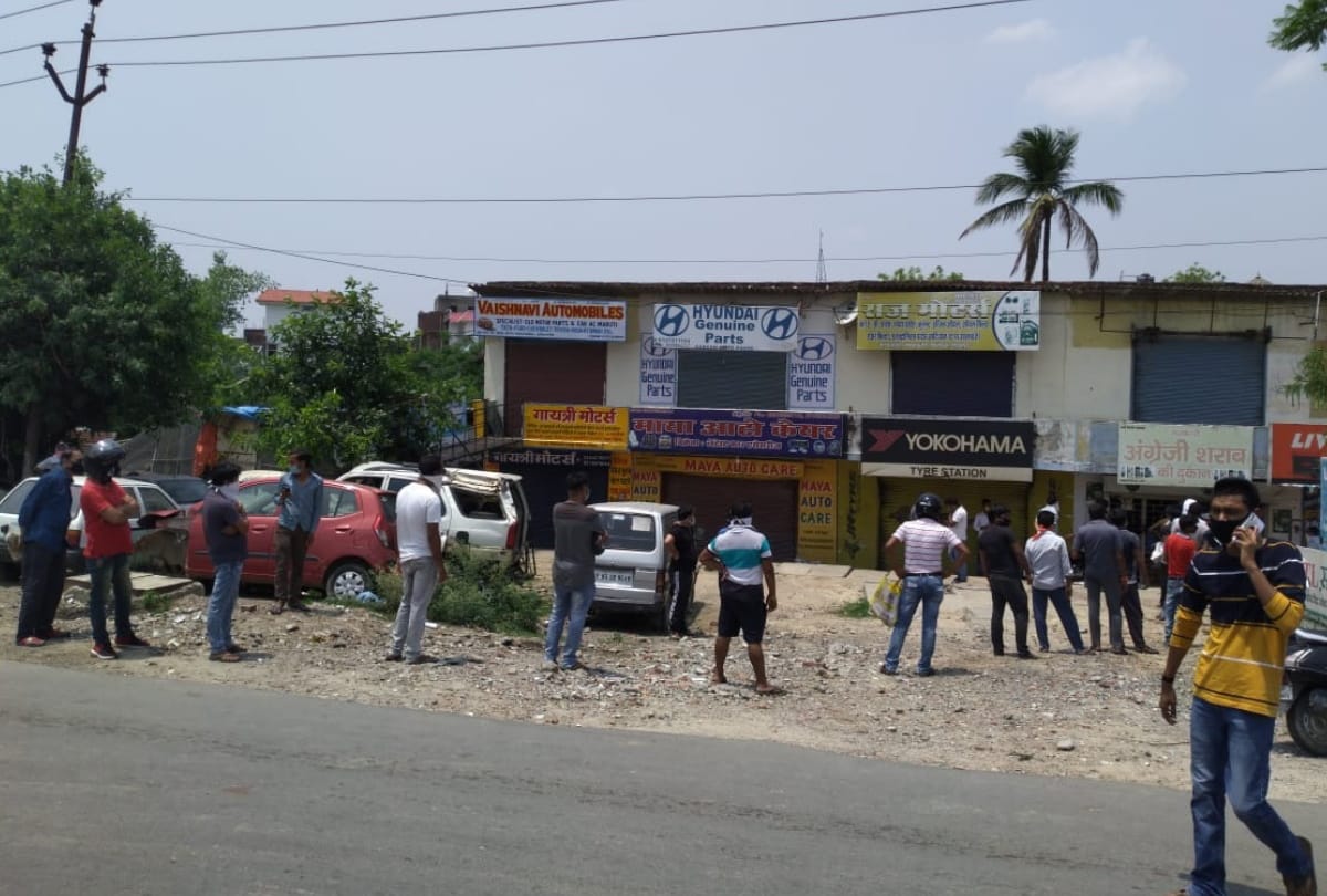 people in long queue in liquor shop at Gorakhpur see latest photos