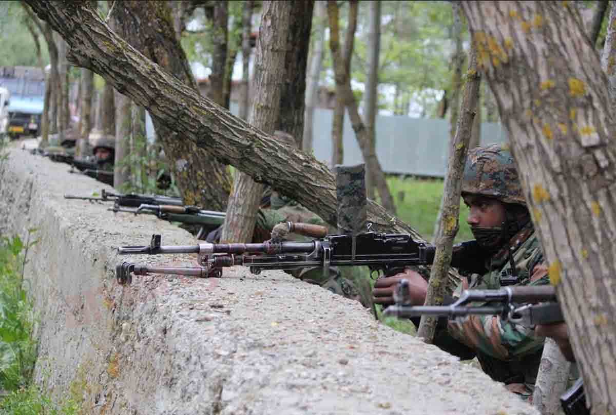 Handwara Encounter Latest News In Hindi, Senior military officer on target of terrorists