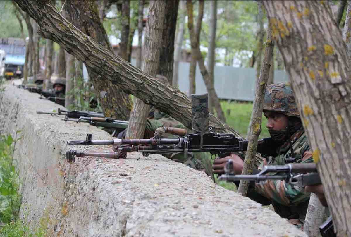 Handwara Encounter Latest News In Hindi, Senior military officer on target of terrorists