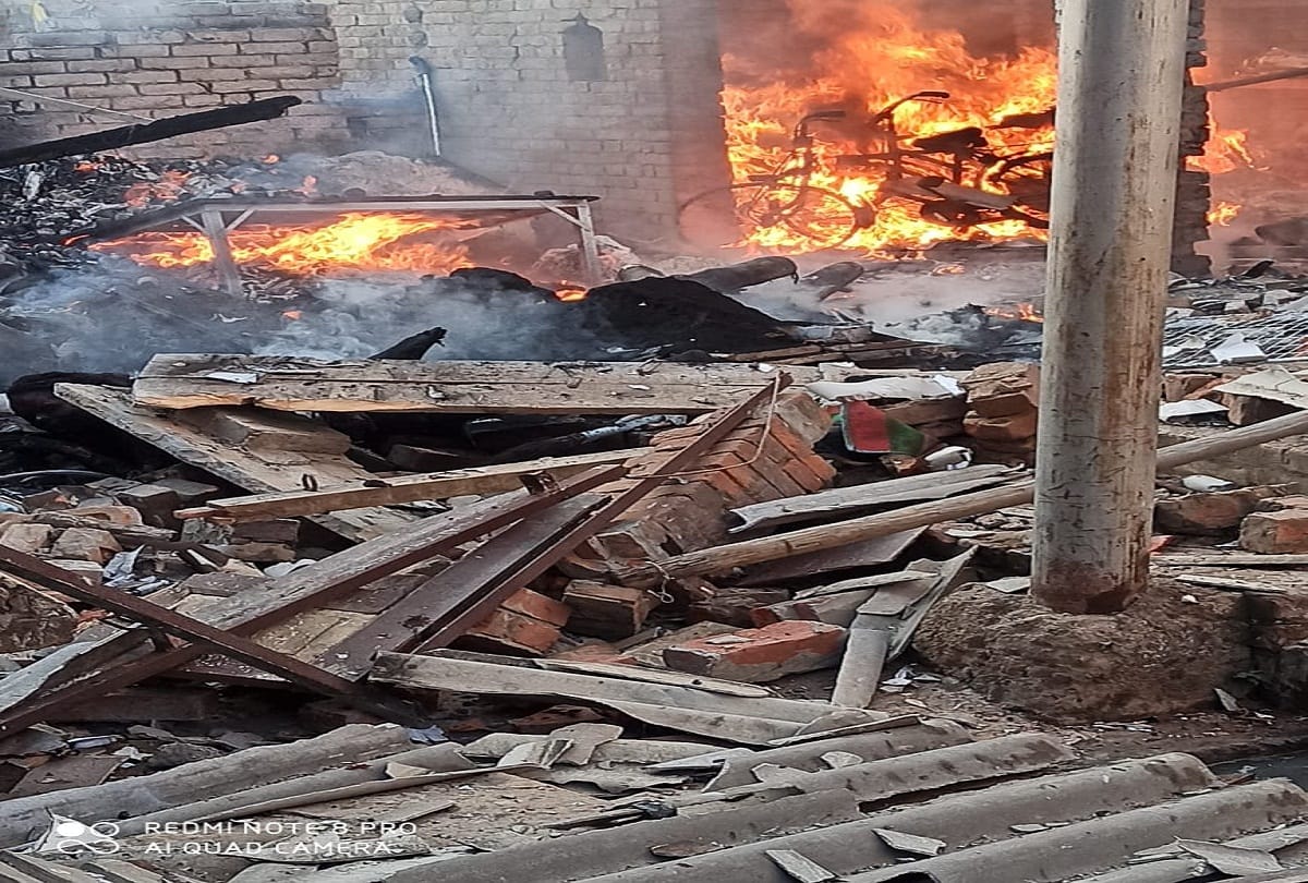 Kaushambi UP (Uttar Pradesh) Fire Latest News in Hindi: Three killed in firecrackers factory, village creates chaos